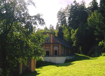 Vers l'eau médicinale de la chapelle Maria Larch